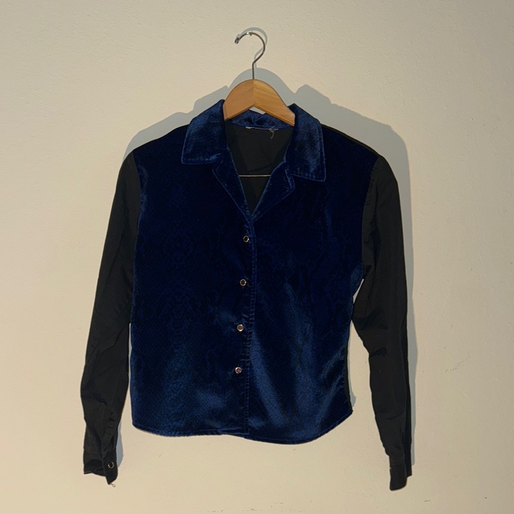 Vintage Women’s Black & Blue Velvet Button down Blouse
Size Small